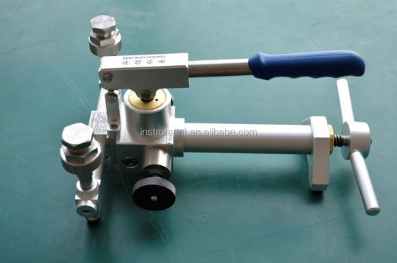 Pompe de comparaison de pression pneumatique conçue de manière efficace avec connecteur féminin M20X1.5