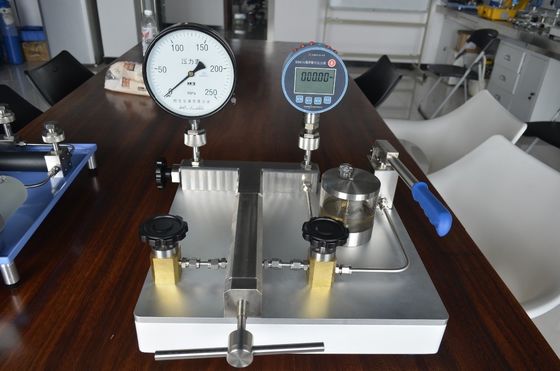 25 pompe de test à haute pression d'huile de transformateur avec résolution de réglage de 1 kPa 1600bar